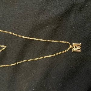 Dije y cadena con inicial